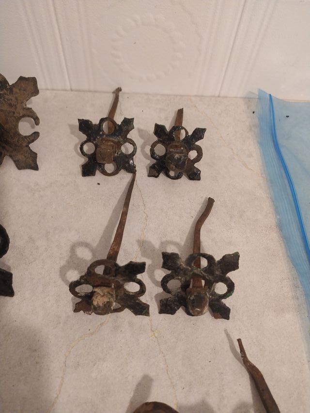 Clavos tetones antiguos de hierro forjado