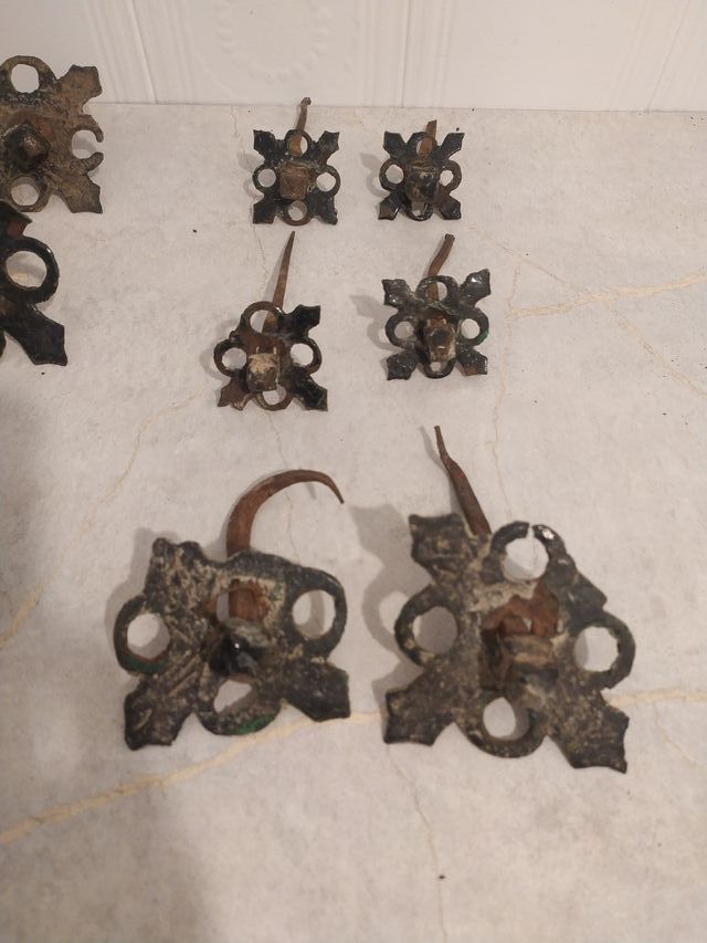 Clavos tetones antiguos de hierro forjado