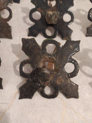 Clavos tetones antiguos de hierro forjado