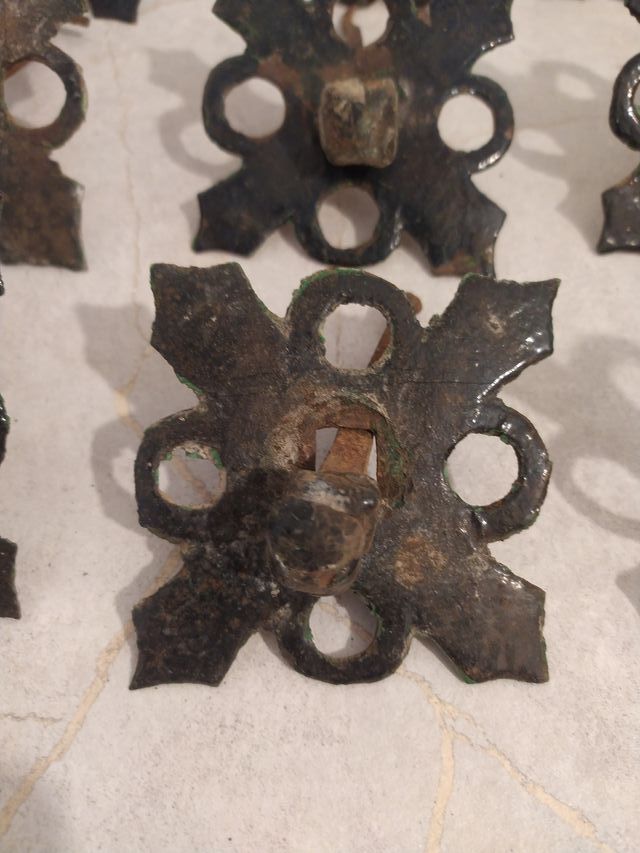 Clavos tetones antiguos de hierro forjado