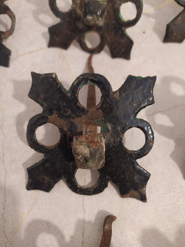 Clavos tetones antiguos de hierro forjado