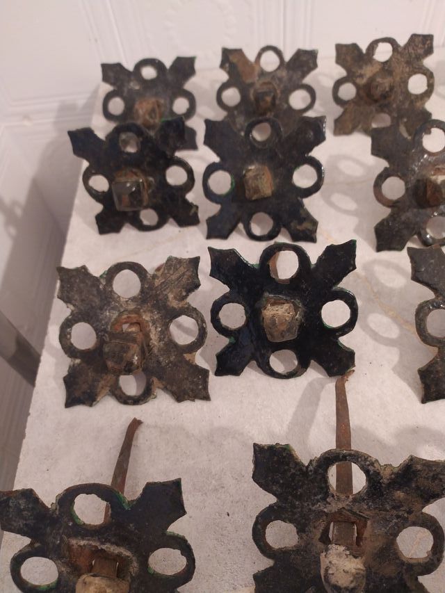 Clavos tetones antiguos de hierro forjado