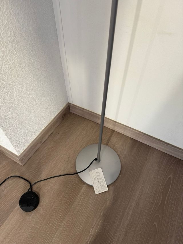 Lámpara de pie moderna metal gris