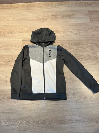 Chaqueta Nike gris y blanca