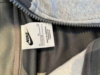 Chaqueta Nike gris y blanca