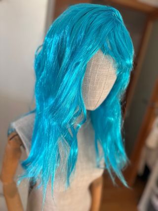 Peluca azul con flequillo