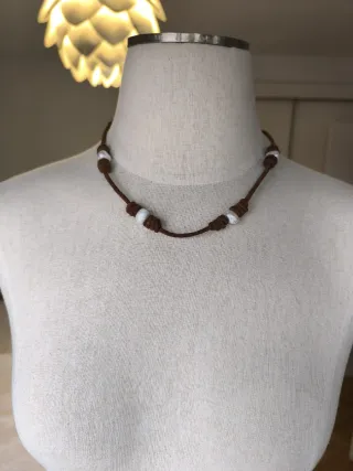 Collar de cuero con perlas