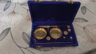 Balanza antigua de precisión con pesas