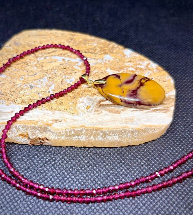 Collar jaspe mokaita y piedra granate en plata 925