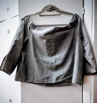 Blusa Zara manga 3/4 escote Bardot gris