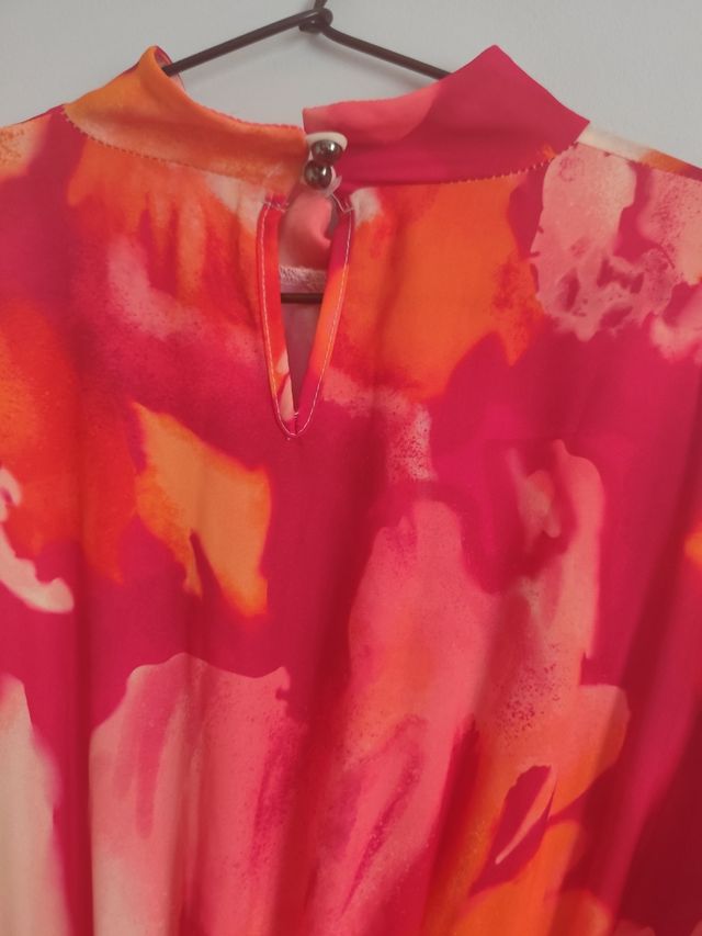 Vestido corto estampado naranja y fucsia