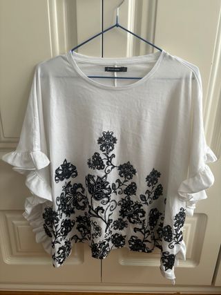 Camiseta oversize Zara blanca y negra