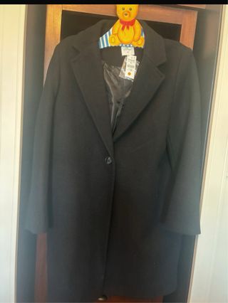 Abrigo negro con etiqueta