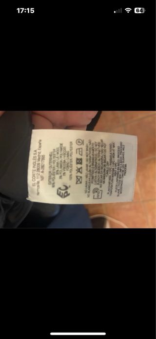 Abrigo negro con etiqueta