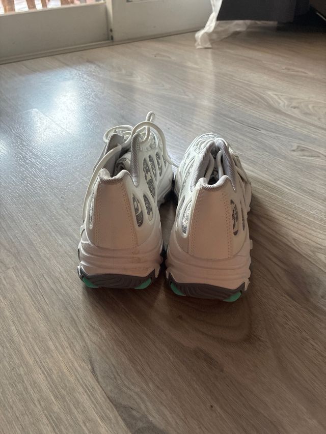 Zapatillas deportivas grises y blancas