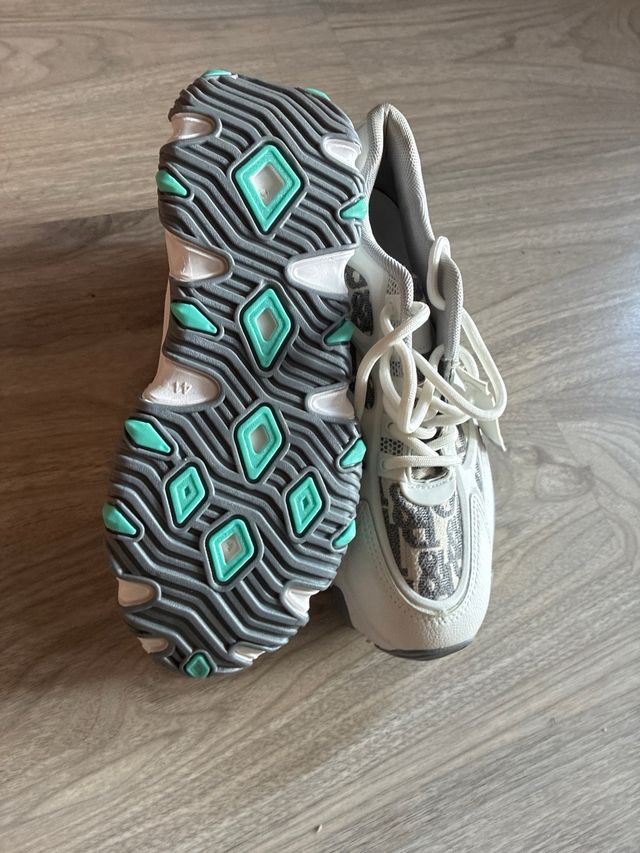 Zapatillas deportivas grises y blancas