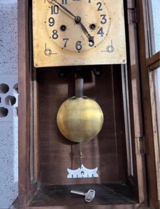 Reloj de pared mecánico antiguo