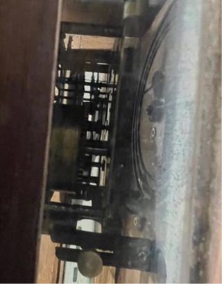 Reloj de pared mecánico antiguo