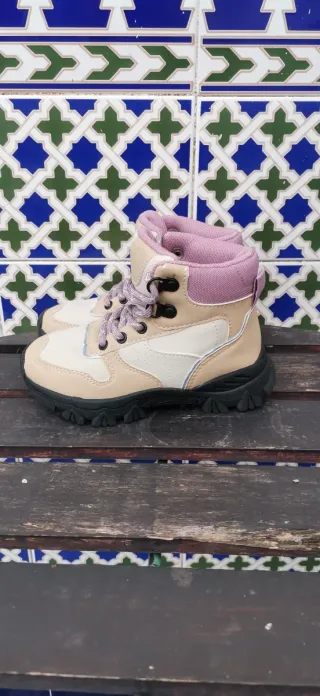Botas trekking niña beige y rosa