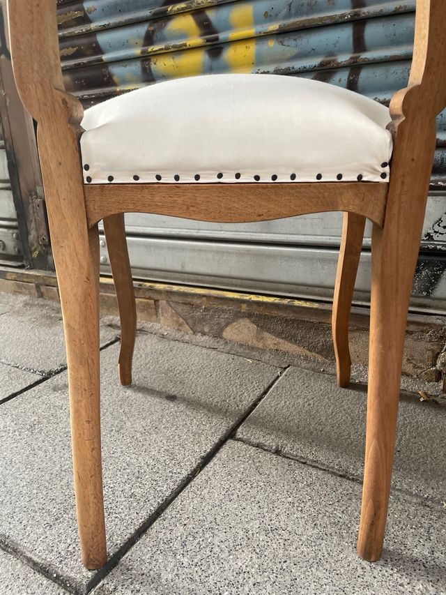 Coppia di sedie Luigi XV in noce spagnolo