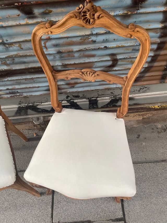 Coppia di sedie Luigi XV in noce spagnolo