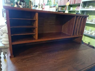 ANTIGUO ESCRITORIO CON SILLA DE ESTILO CLÁSICO
