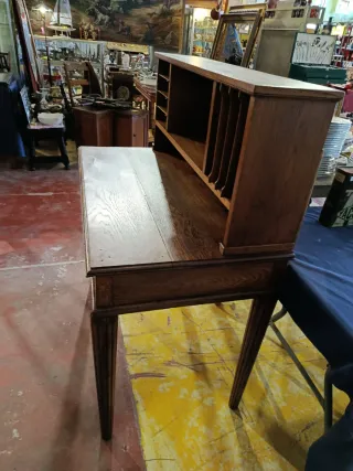 ANTIGUO ESCRITORIO CON SILLA DE ESTILO CLÁSICO