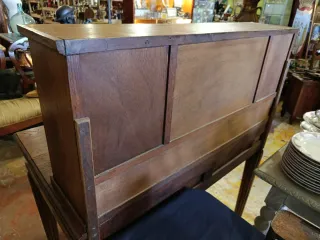 ANTIGUO ESCRITORIO CON SILLA DE ESTILO CLÁSICO