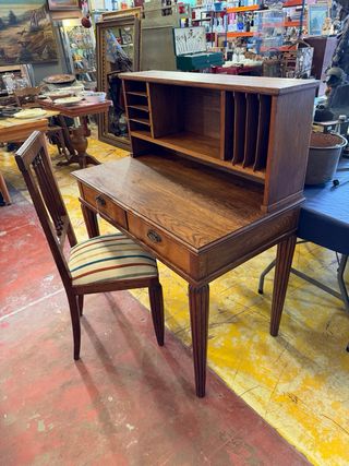 ANTIGUO ESCRITORIO CON SILLA DE ESTILO CLÁSICO