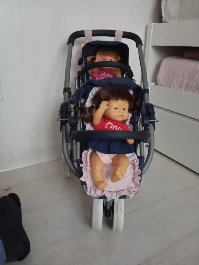 Silla Gemelar Juguete con Muñecas y Bolso