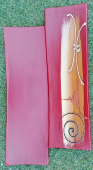 Plato decorativo rojo y dorado