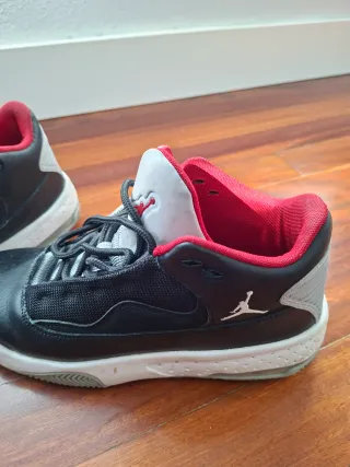 Zapatillas Jordan Negras y Rojas