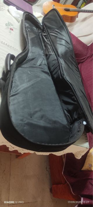 Guitarra Admira MD Sevilla con maletín acolchado