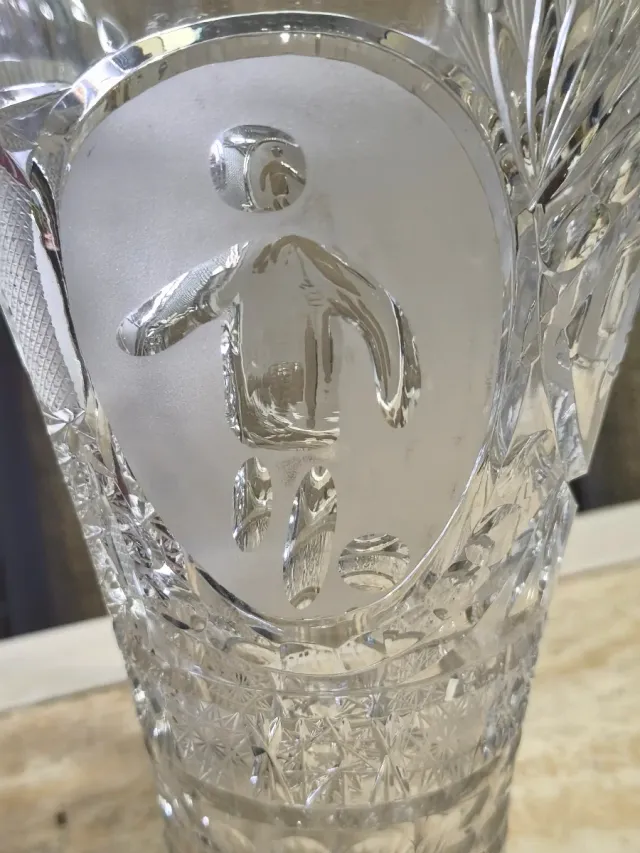 Jarrón de cristal trofeo tallado