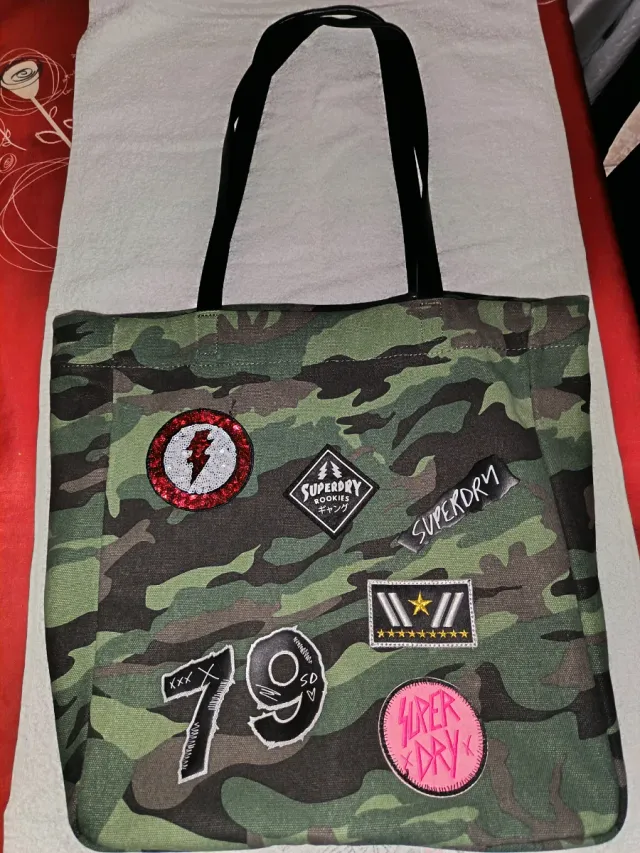 Bolsa Superdry Camuflaje con Parches