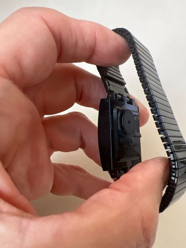 Reloj Swatch Negro Dorado Correa Elástica