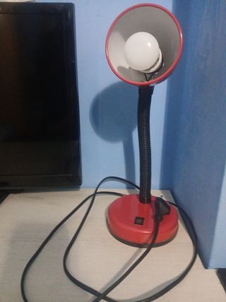 Lámpara de escritorio roja y blanca