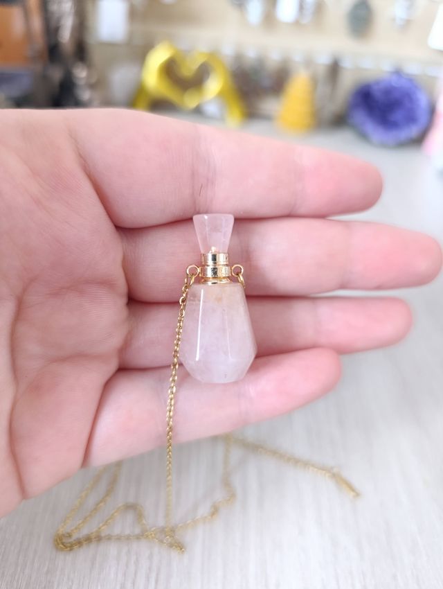 Collar con botella de cuarzo rosa