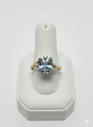 Anillo Oro Amarillo Topacio Azul y Circonitas