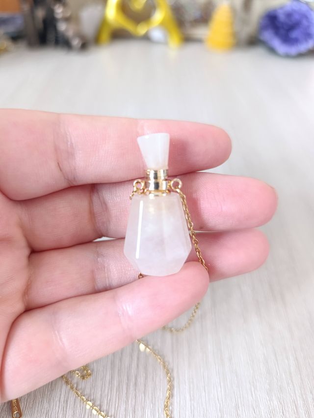 Collar con botella de cuarzo blanco