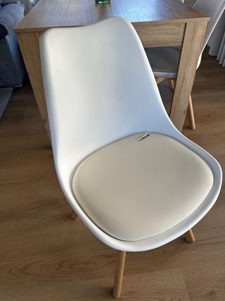 Mesa y 4 sillas comedor madera