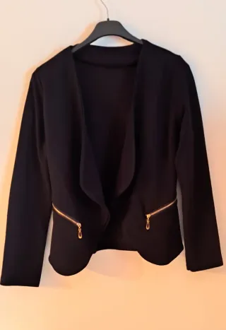Chaqueta negra talla S con cremalleras doradas