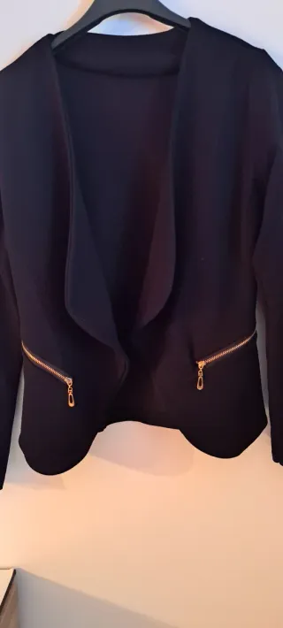 Chaqueta negra talla S con cremalleras doradas