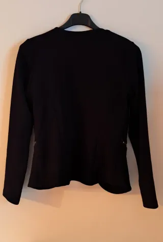 Chaqueta negra talla S con cremalleras doradas