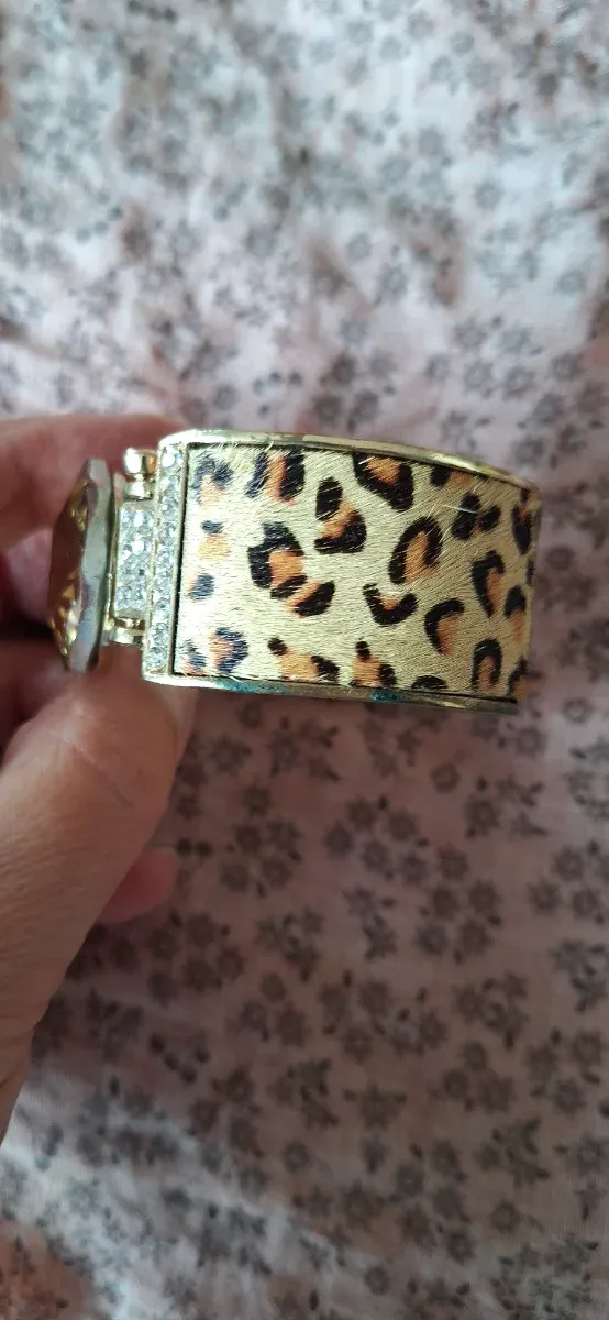 Brazalete dorado con piedra y animal print