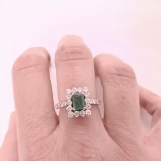 Anillo Oro Blanco Esmeralda y Brillantes