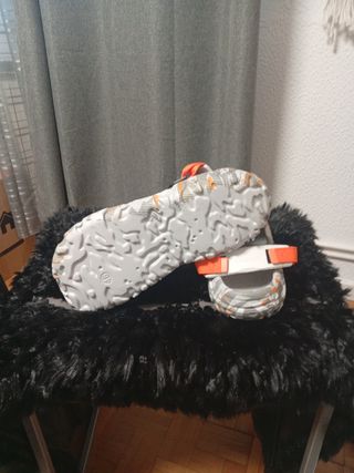 Zuecos Crocs Gris y Naranja