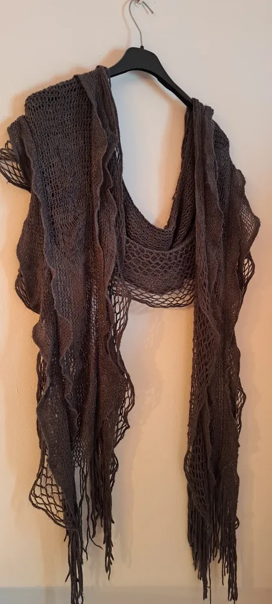 Pañuelo de punto gris con flecos