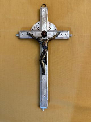 Cruz de nácar con figura de Cristo