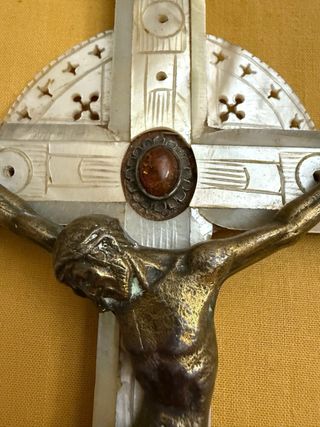 Cruz de nácar con figura de Cristo